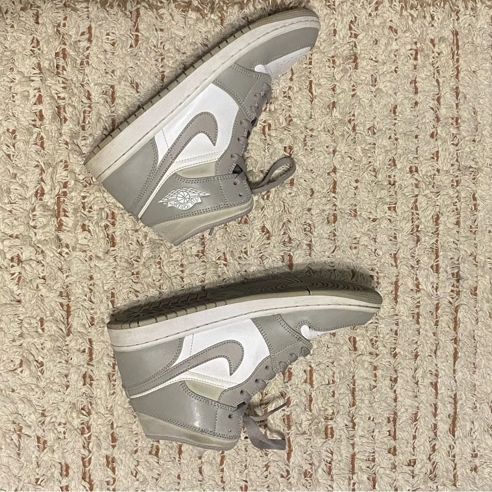 Air Jordan 1 Mid 'Linen' - size US M 7.5 / W 9